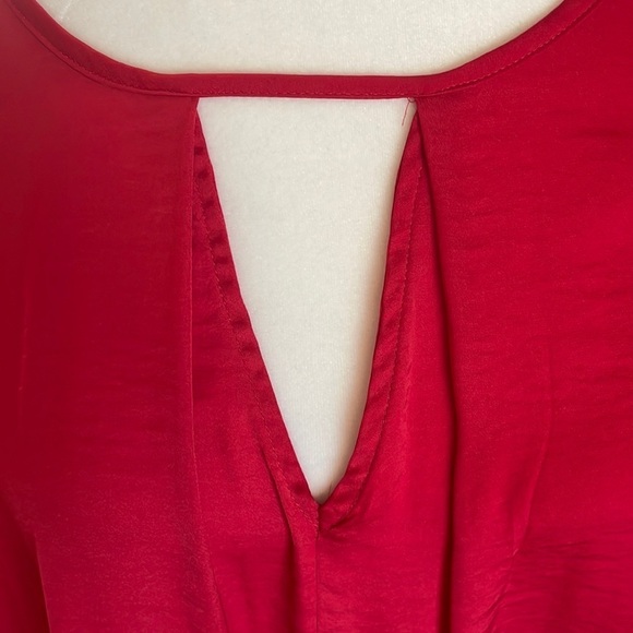 ❌SOLD Jennifer Lopez Silky Satiny Red High Low Top, V neck, Size M - Picture 7 of 9